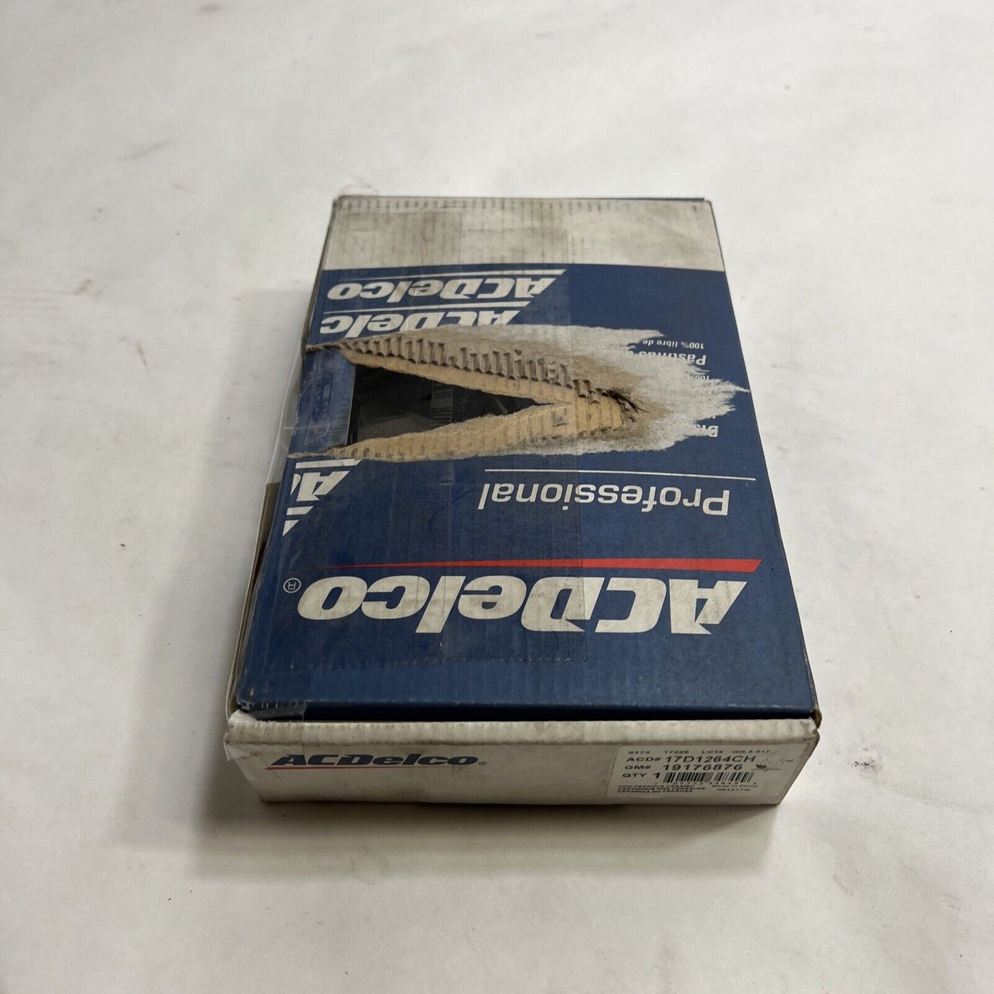 New OEM Genuine GM Front Disc Brake Pad Kit with Clips 19427996