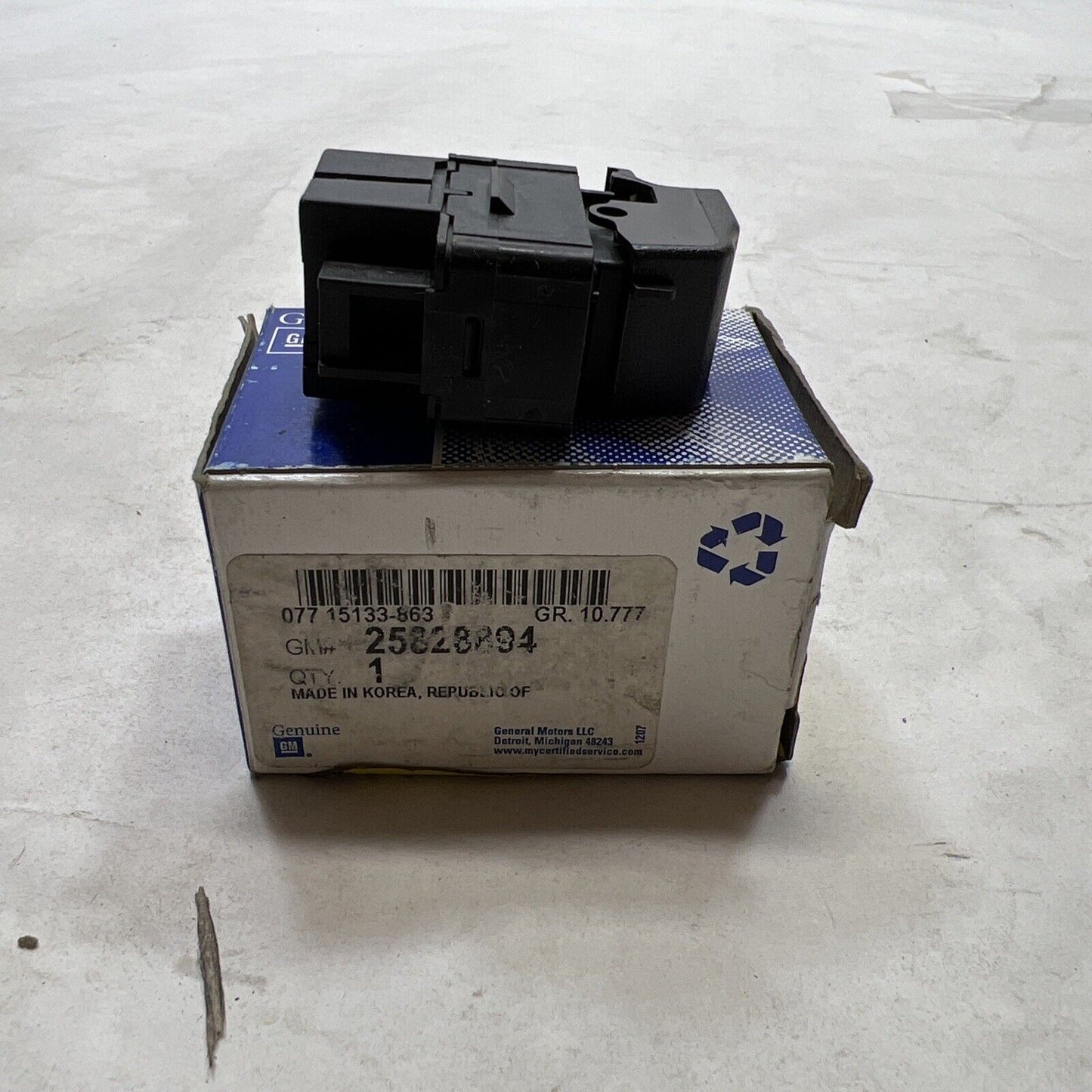 New OEM Genuine GM Impala 09-16 Right Passenger Side Window Switch 25828894