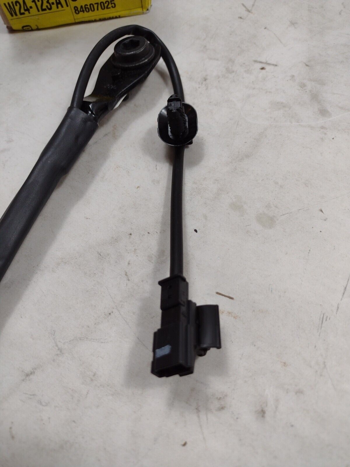 Genuine OEM GM Chevrolet Equinox Seat Belt Receptacle 2018-2024 84607025