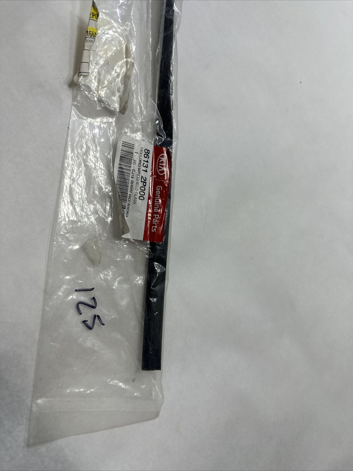 New OEM Genuine Sorento 2011-2015 Kia windshade Upper Molding 86131-2P000