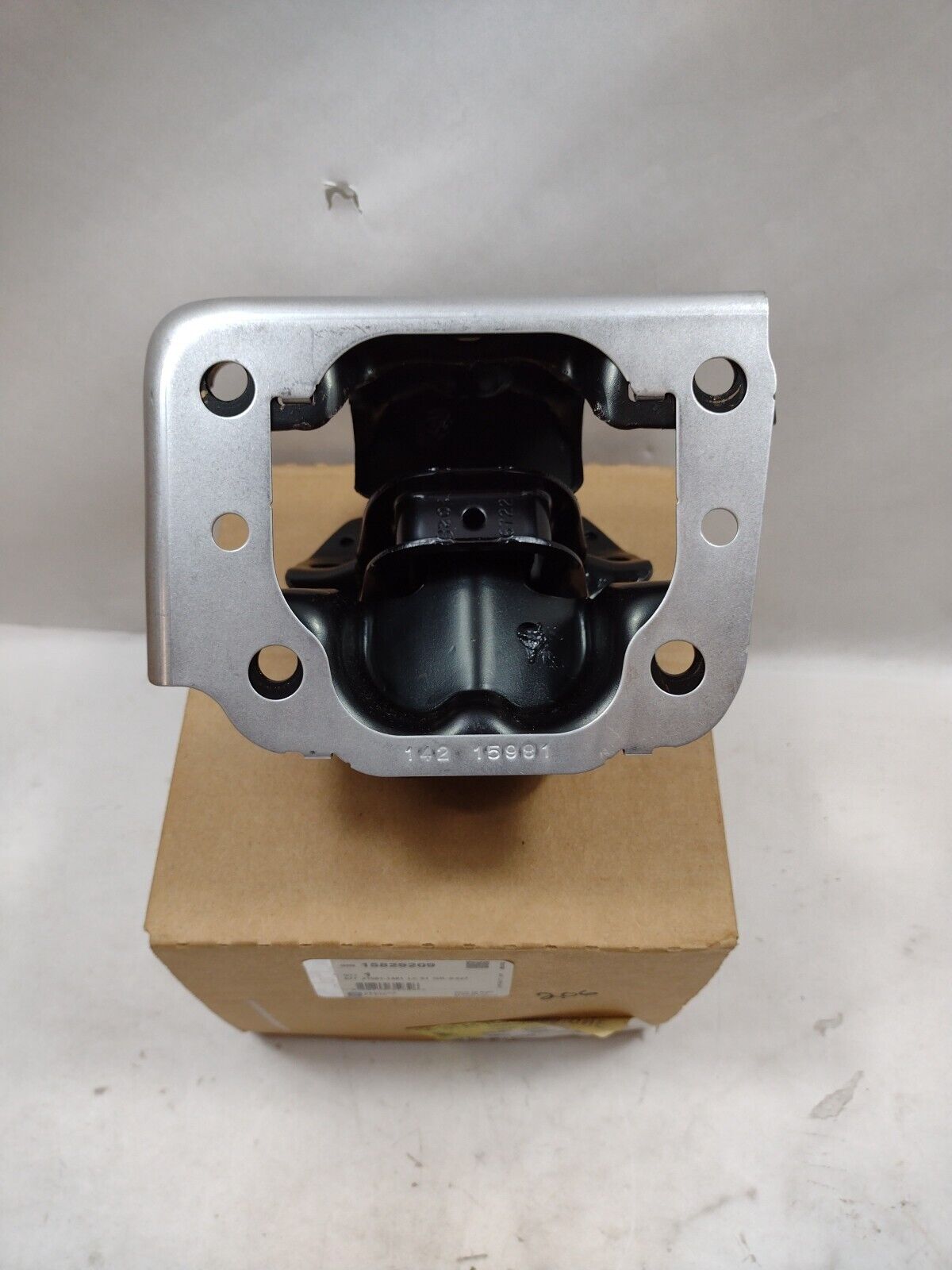Genuine OEM GM Chevy Silverado 1500 Engine Mount 15829209