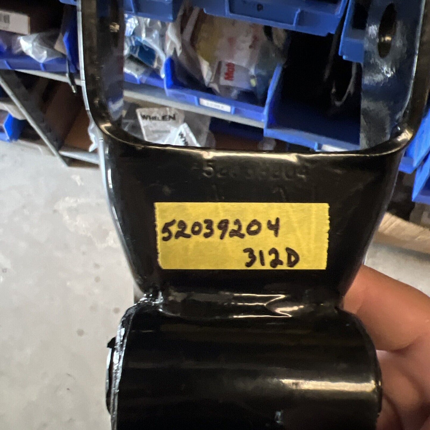 New OEM Genuine Mopar Dakota 1997-2011 Spring Shackle 52039204