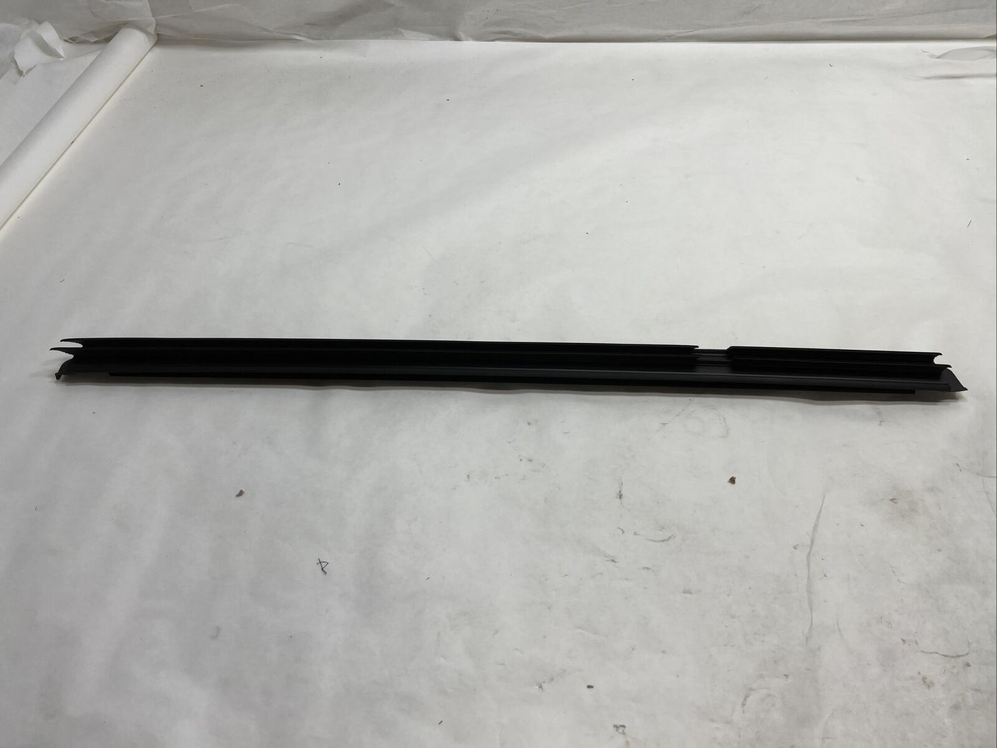 New OEM 16 - 19 Ford Explorer Rear Passenger Window Weatherstrip FB5Z-7825860-A
