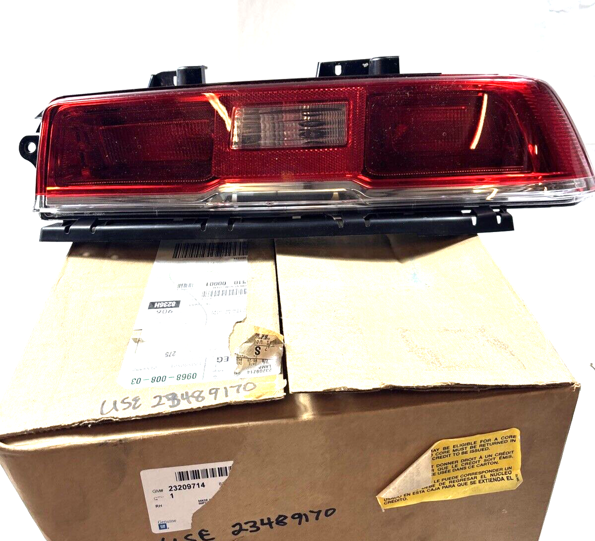 Genuine OEM GM Chevy Camaro Passenger Side Tail Light Lamp 2014-2015 23489170