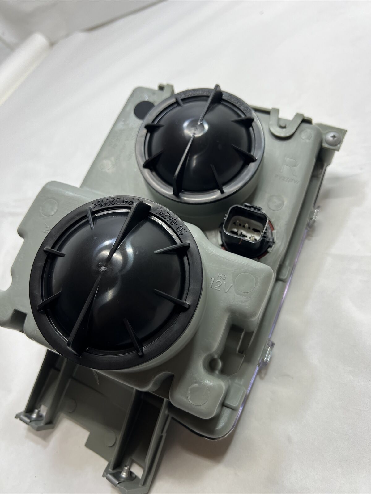 New Front Passenger Side Turn Signal / Fog Light Assembly GM2531127 OE